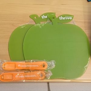 NEW Thrive GREEN APPLE Shaped Cutting Board and Measuring Spoons Set of 2